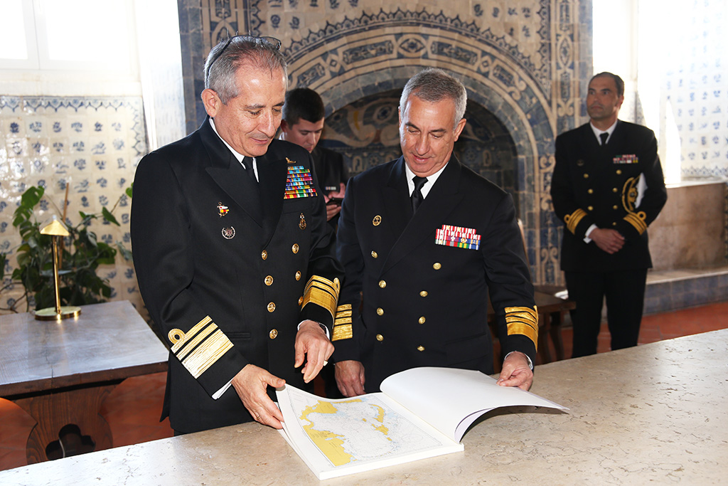 O Comandante da Armada Nacional da República da Colômbia visita o IH