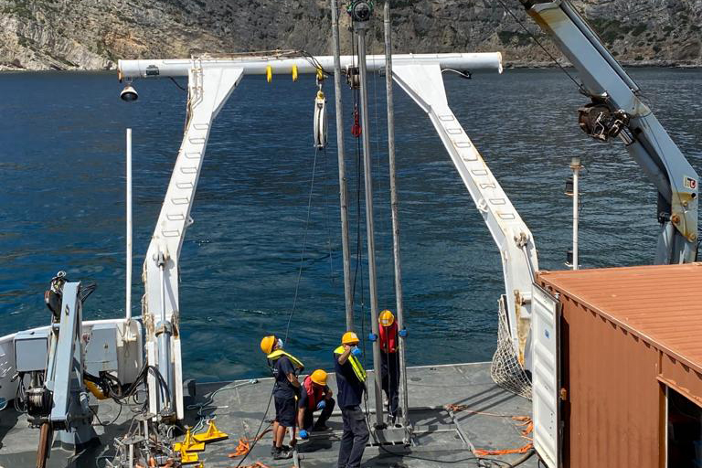 A campanha hidro-oceanográfica do NRP Almirante Gago Coutinho prossegue a caminho da recolocação da boia oceânica de Faro