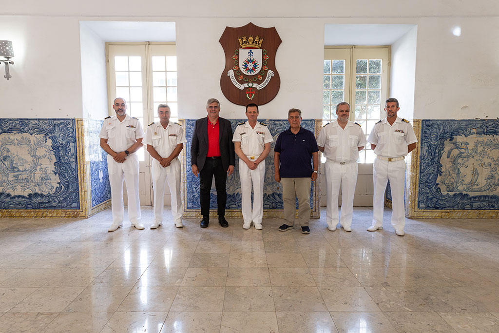 Presidente da Câmara do Seixal visita o Instituto Hidrográfico